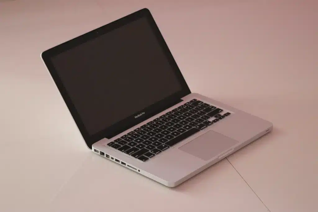 MacBook won't turn on showing a black screen while plugged into power